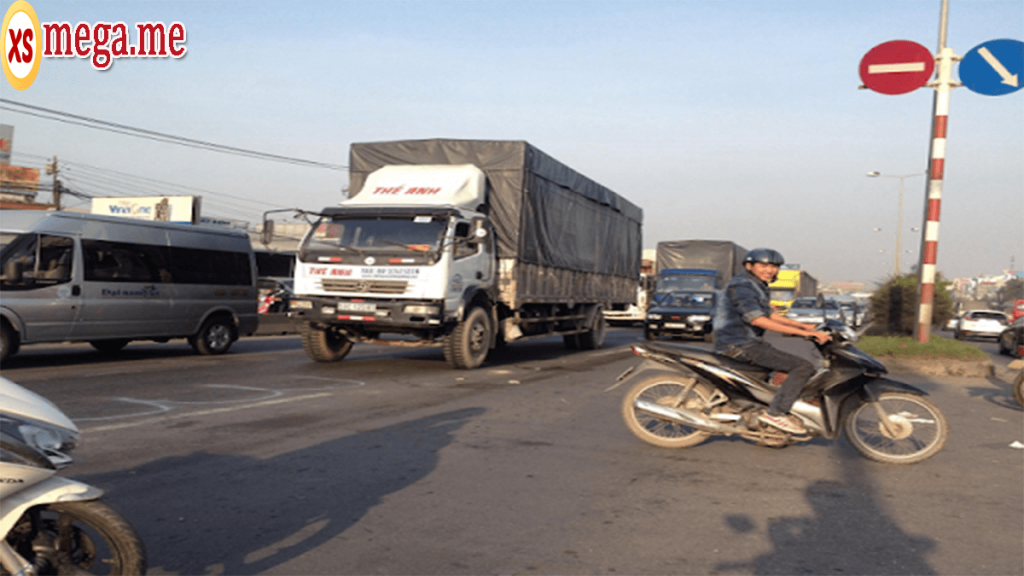 Đồng Nai: Băng qua đường, người đàn ông bị xe container đâm tử vong