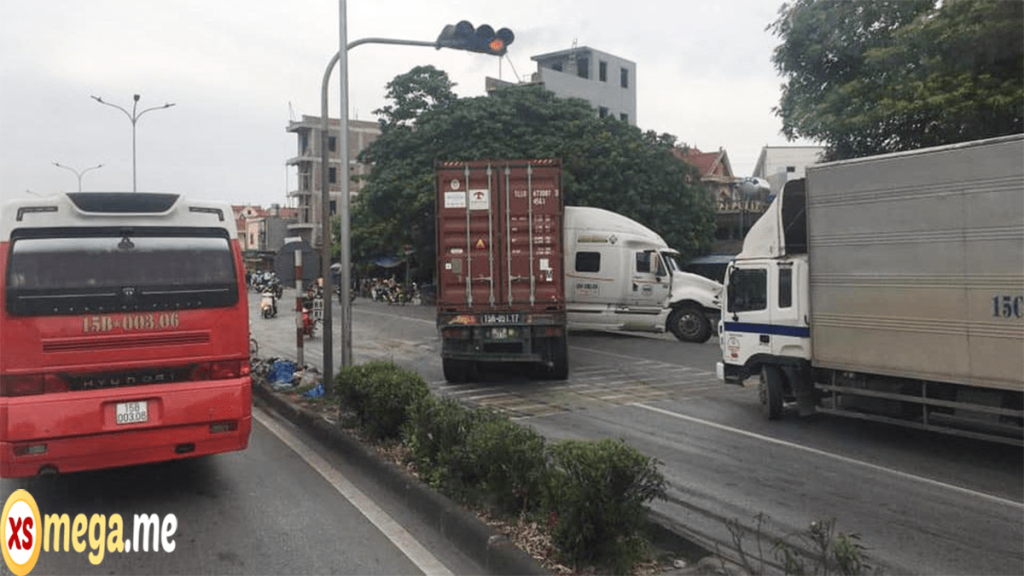 Hải Phòng: Va chạm với Container, xe buýt lao thủng tường Ga Dụ Nghĩa