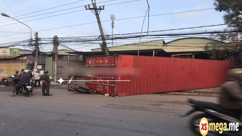 Bình Dương: Container rơi xuống đường đè trúng 2 xe máy, 1 người tử vong
